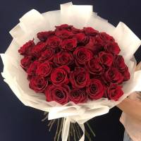 Букет 29 красных роз с крафтом R372
