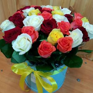 21 разноцветная роза в коробке R837