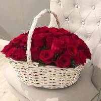 21 красная роза в корзине с оформлением R936