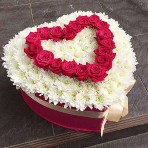 Большая коробка сердце с розами и хризантемами R1139